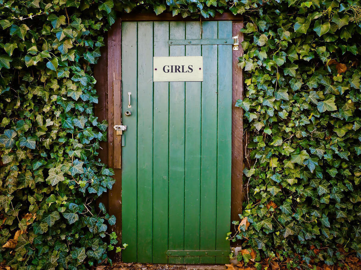 Une porte de toilettes pour femmes fermée, qui symbolise le fait d’en finir avec les infections urinaires récidivantes