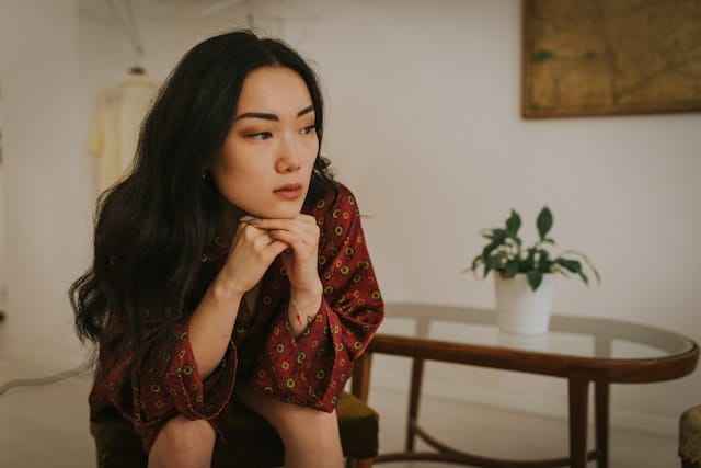 se-remettre-fausse-couche-femme-lumiere-calme Femme sereine, se remettre d'une fausse couche, récupération du corps.