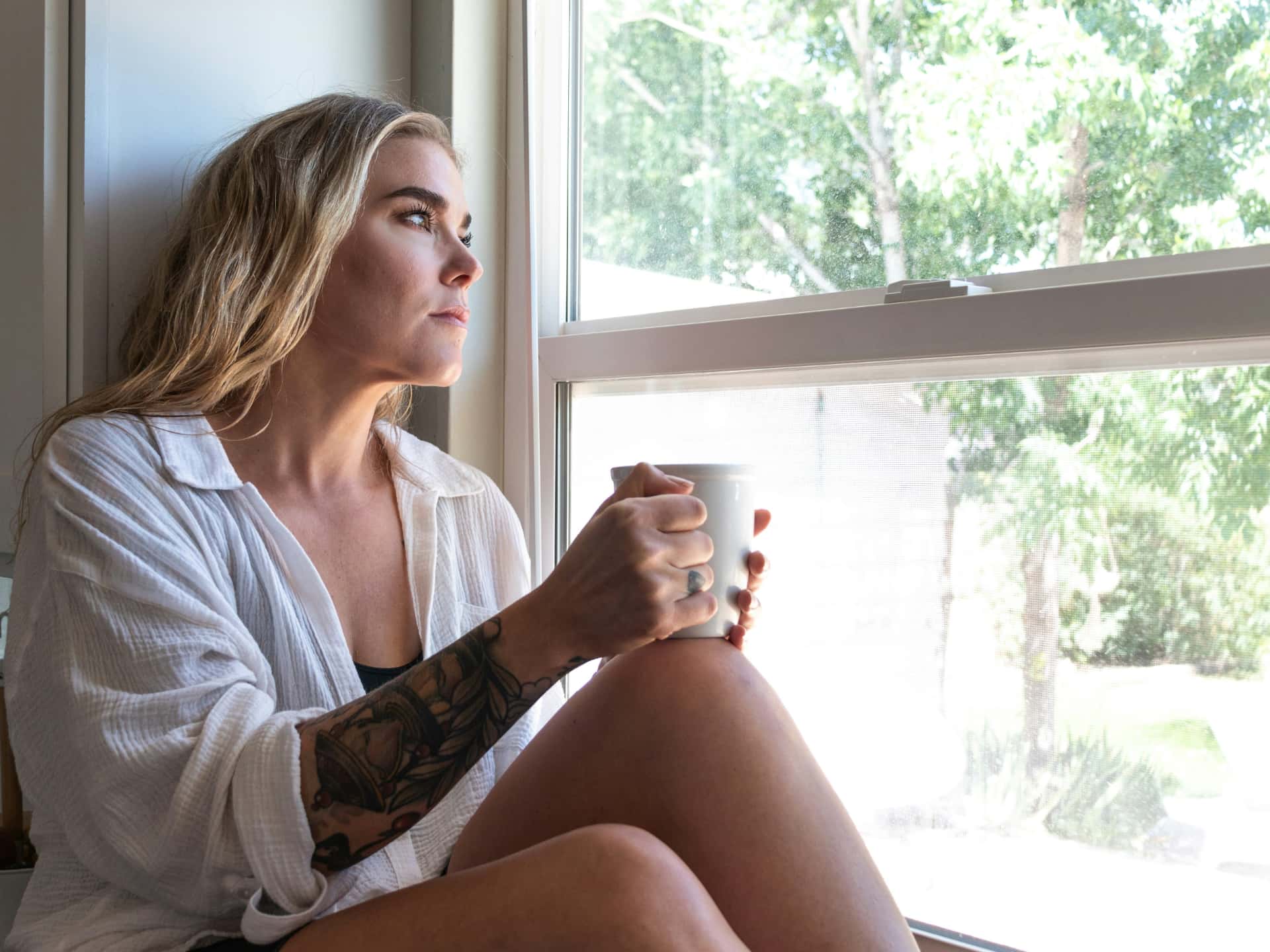 Qualité ovocytaire : femme dans une lumière douce et apaisée, accompagnée par Sophie Rodriguez, naturopathe spécialisée en fertilité féminine