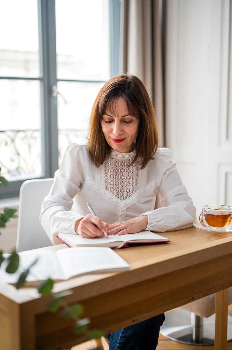 Sophie Rodriguez analyse le cycle et les bilans hormonaux d'une patiente dans le cadre de Fertilinat