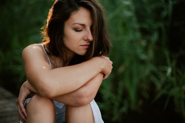 Femme au terrain apaisé après un accompagnement endométriose et fertilité
