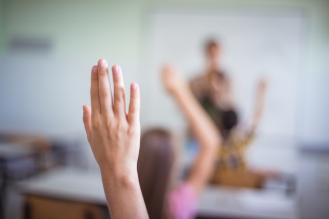 Main levée symbolisant les questions fréquentes sur l’endométriose digestive et les réponses adaptées pour mieux comprendre cette pathologie.