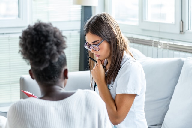 Médecin en consultation avec une femme atteinte d’endométriose, symbolisant les options de traitement pour améliorer la fertilité