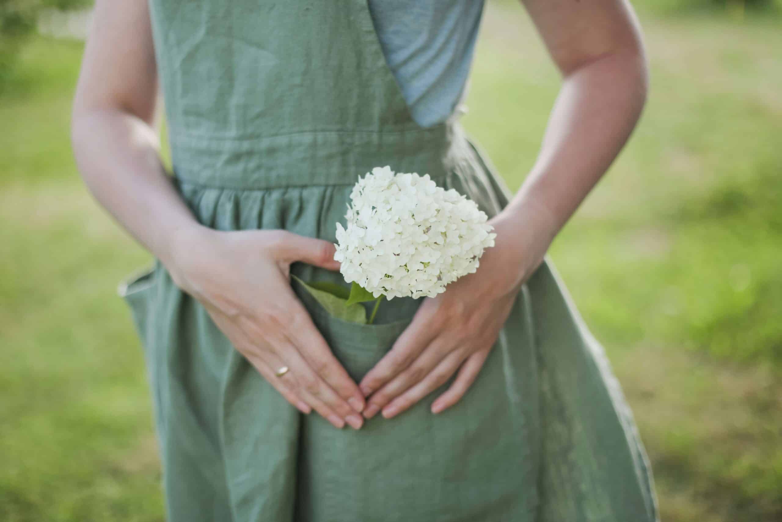 mains formant un cœur sur le ventre symbolisant le désir de grossesse