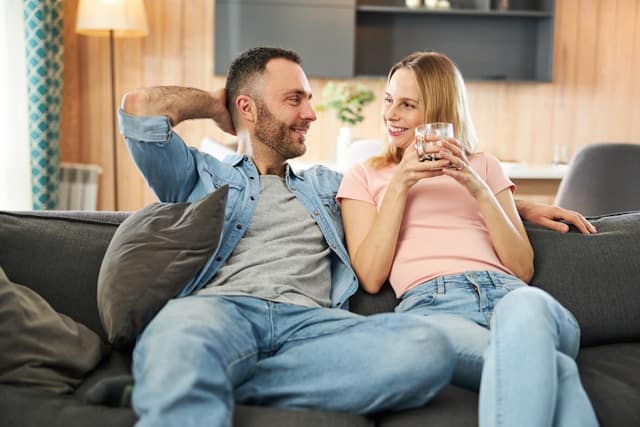 Couple analysant les formes atypiques du spermogramme ensemble
