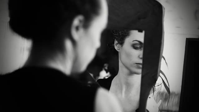 Prise de poids inexpliquée : trois femmes sur quatre cumulent au moins deux mécanismes, et manger moins n&rsquo;en corrige aucun
