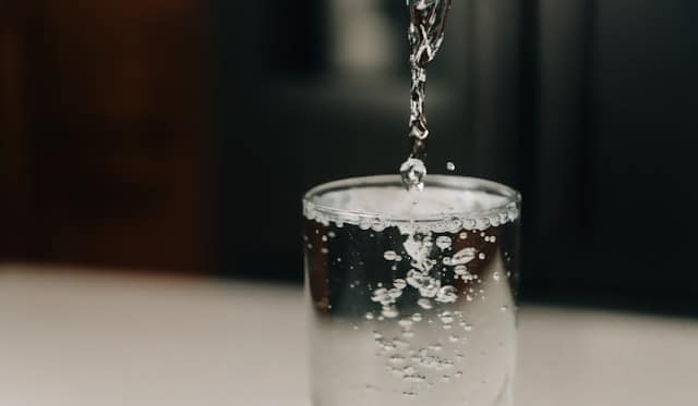 Verre d'eau évoquant la rétention d'eau, cause fréquente de prise de poids soudaine