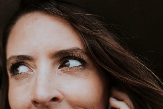 Femme de cinquante ans levant les yeux au ciel, perte musculaire à la ménopause