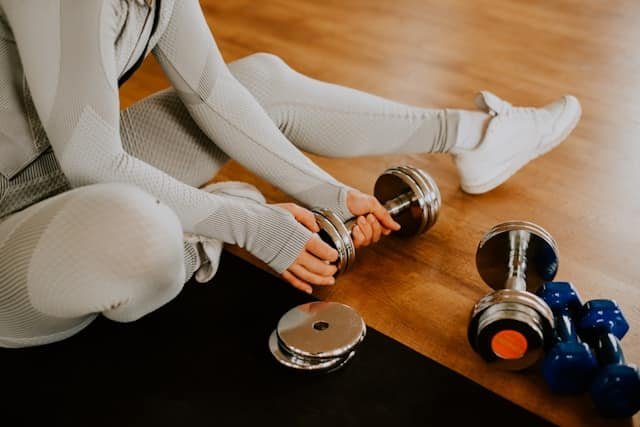 Alt Femme ménopausée pendant une séance de renforcement musculaire à la maison